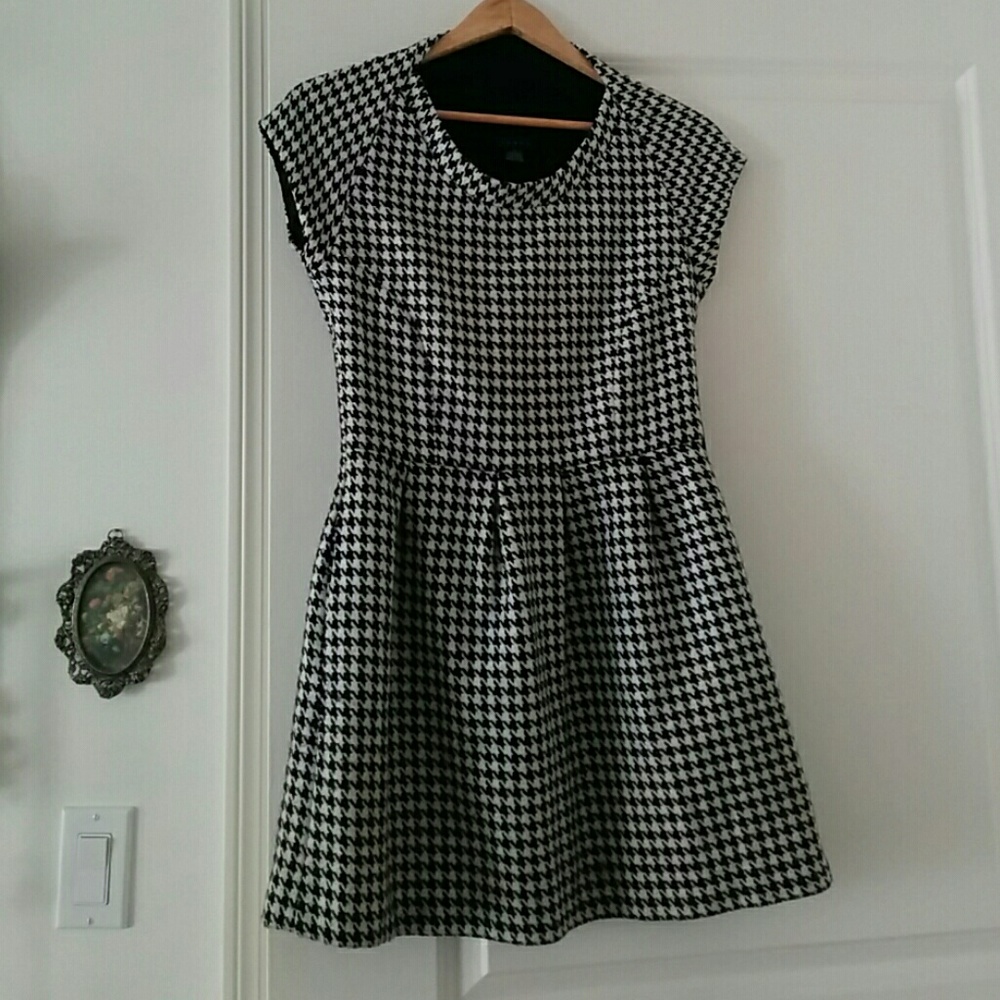 🦄 3/$25 Urban Outfitters Houndstooth Print Dress